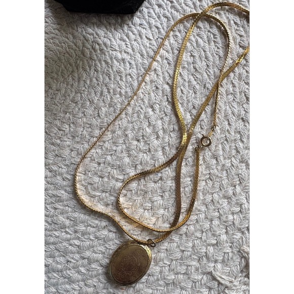 Jewelry - Beautiful vintage engraved floral locket necklace